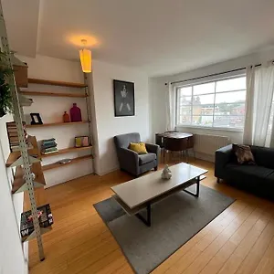 2 Bed Flat In Heart Of Hackney Apartment